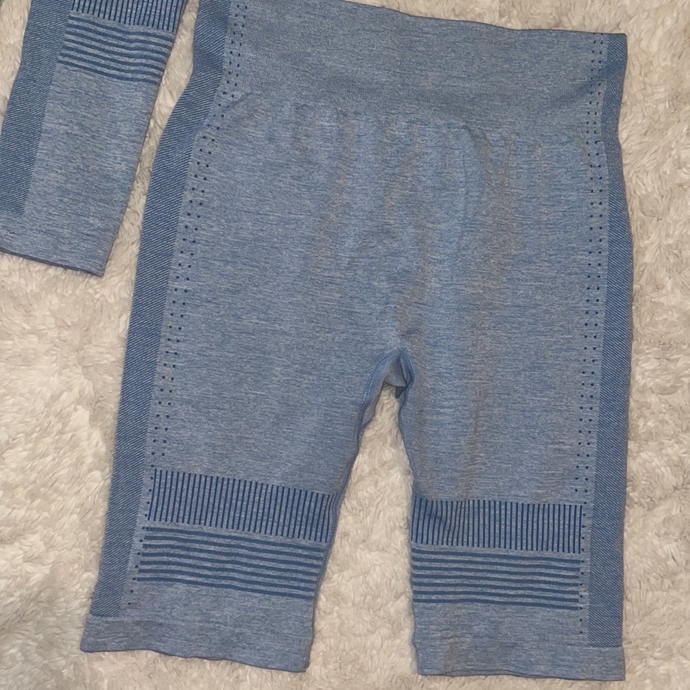 **SOLD**EUC Women’s Workout Set. Size L🩵 - Picture 4 of 4